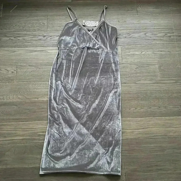 ✨🆕Boohoo🆕✨ | Karina velvet cami dress in silver - Picture 2 of 11